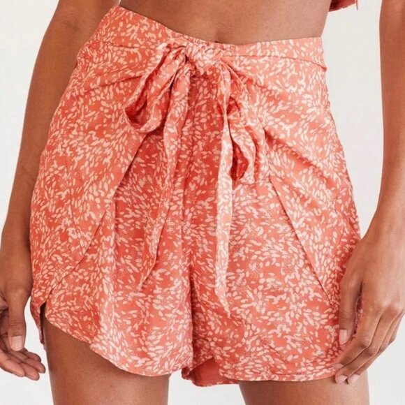 LULU'S Most Perfect Day Tie Front Pink Coral Print Shorts Size Small EUC - Picture 2 of 7